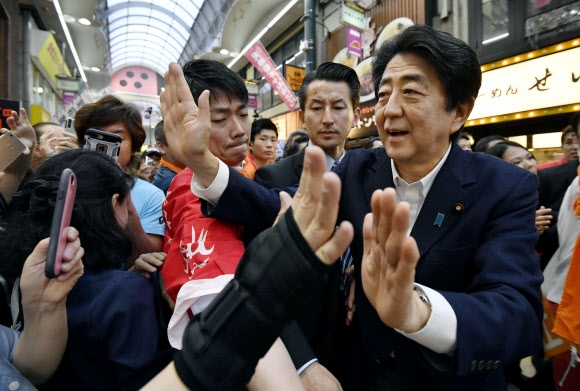 오사카서 참의원 선거 유세하는 아베 총리
