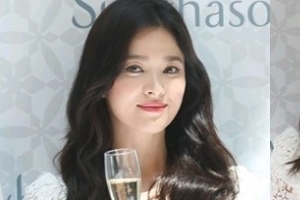 송혜교, 파경 후 첫 공식석상..현지 매체 “멍한 눈빛 포착”