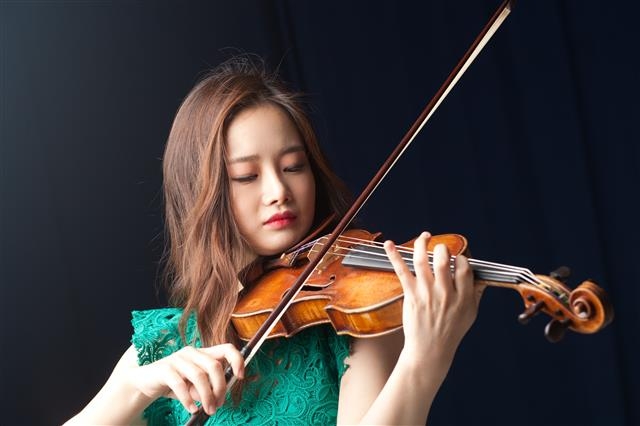 고 권혁주가 쓰던 바이올린을 이어받은 바이올리니스트 김봄소리. 금호아트홀 제공