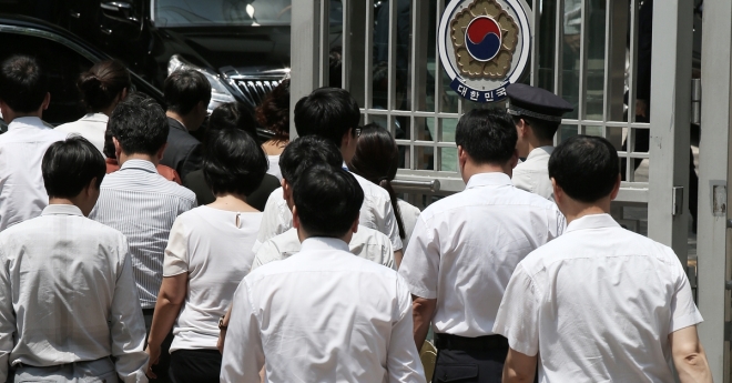 사진은 서울 종로구 정부서울청사에 공무원들이 들어가는 모습.  연합뉴스