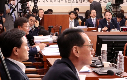 질의하는 자유한국당 의원들