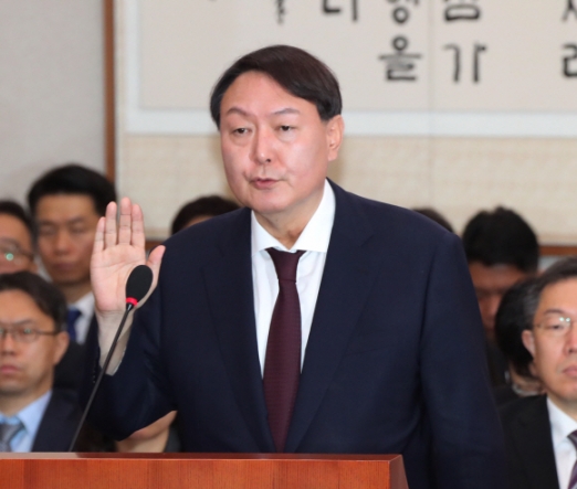 윤석열 검찰총장후보자 인사청문회가 8일 국회법사위 회의장에서 열렸다. 후보자가 선서을 하고 있다.2019.7.8 김명국 선임기자 daunso@seoul.co.kr