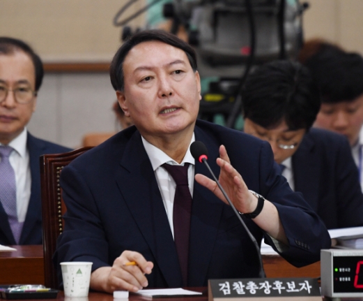 윤석열 검찰총장후보자 인사청문회가 8일 국회법사위 회의장에서 열렸다. 후보자가 답변하고 있다.2019.7.8 김명국 선임기자 daunso@seoul.co.kr