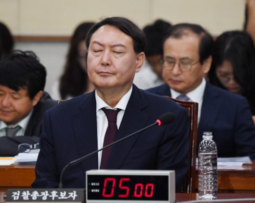 윤석열 검찰총장후보자 인사청문회가 8일 국회법사위 회의장에서 열렸다. 후보자가 답변하고 있다.2019.7.8 김명국 선임기자 daunso@seoul.co.kr