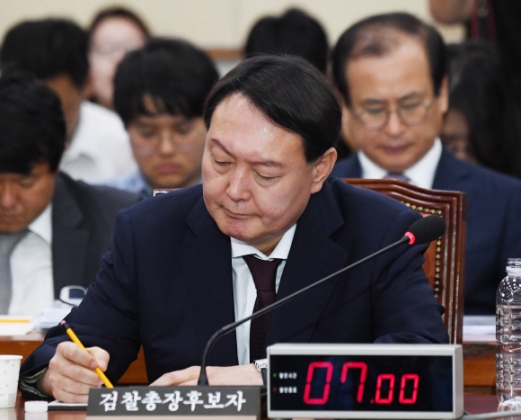 윤석열 검찰총장후보자 인사청문회가 8일 국회법사위 회의장에서 열렸다. 후보자가 답변하고 있다.2019.7.8 김명국 선임기자 daunso@seoul.co.kr