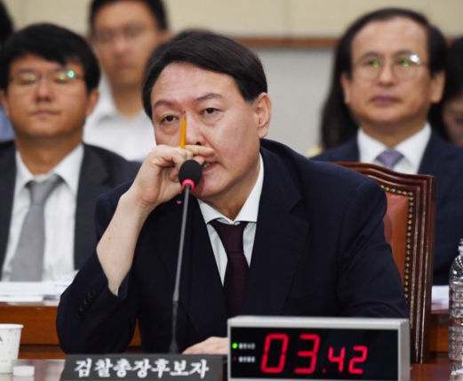윤석열 검찰총장후보자 인사청문회가 8일 국회법사위 회의장에서 열렸다. 후보자가 답변하고 있다.2019.7.8 김명국 선임기자 daunso@seoul.co.kr