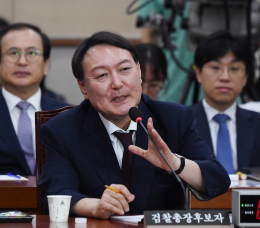 윤석열 검찰총장후보자 인사청문회가 8일 국회법사위 회의장에서 열렸다. 후보자가 답변하고 있다.2019.7.8 김명국 선임기자 daunso@seoul.co.kr