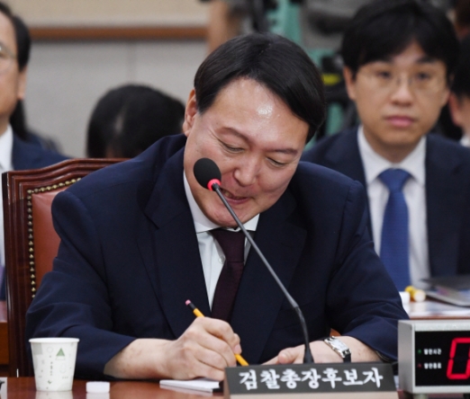 윤석열 검찰총장후보자 인사청문회가 8일 국회법사위 회의장에서 열렸다. 후보자가 답변하고 있다.2019.7.8 김명국 선임기자 daunso@seoul.co.kr