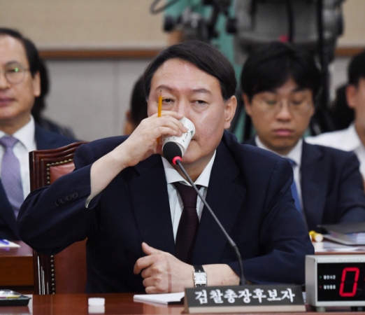 윤석열 검찰총장후보자 인사청문회가 8일 국회법사위 회의장에서 열렸다. 후보자가 답변하고 있다.2019.7.8 김명국 선임기자 daunso@seoul.co.kr