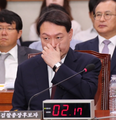 윤석열 검찰총장후보자 인사청문회가 8일 국회법사위 회의장에서 열렸다. 후보자가 답변하고 있다.2019.7.8 김명국 선임기자 daunso@seoul.co.kr