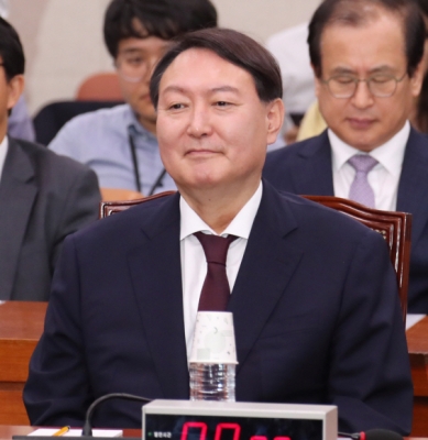 윤석열 검찰총장후보자 인사청문회가 8일 국회법사위 회의장에서 열렸다. 후보자가 답변하고 있다.2019.7.8 김명국선임기자 daunso@seoul.co.kr