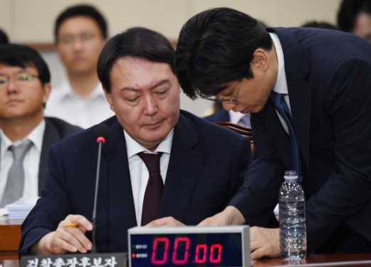 윤석열 검찰총장후보자 인사청문회가 8일 국회법사위 회의장에서 열렸다. 후보자가 검찰간부와 대화를 하고 있다.2019.7.8 김명국 선임기자 daunso@seoul.co.kr