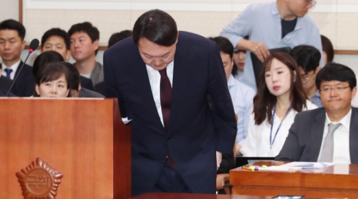 윤석열 검찰총장후보자 인사청문회가 8일 국회법사위 회의장에서 열렸다. 후보자가 인사말을 한뒤 인사하고 있다.2019.7.8 김명국 선임기자 daunso@seoul.co.kr