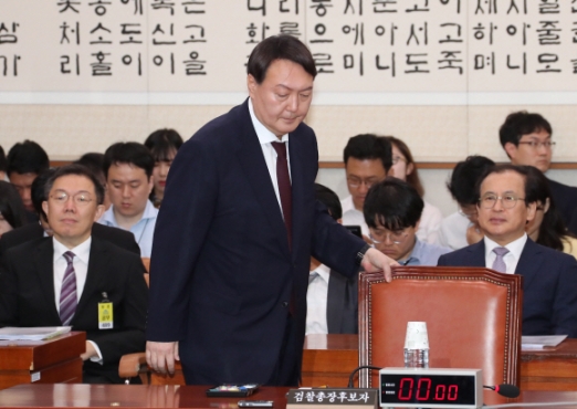 윤석열 검찰총장후보자 인사청문회가 8일 국회법사위 회의장에서 열렸다. 후보자가 인사말을 한뒤 자리하고 있다.2019.7.8 김명국 선임기자 daunso@seoul.co.kr