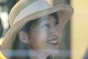 이민정, 스페인 공항 포착 “16시간 비행에도 열일하는 미모”