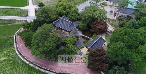 공중에서 촬영한 경북 봉화 닭실마을의 청암정(왼쪽)과 충재(오른쪽) 전경. 봉화 오장환 기자 5zzang@seoul.co.kr