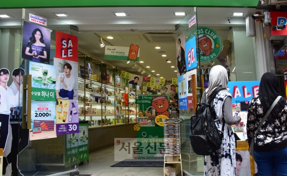 기록적인 폭염으로 여름의 시작을 알린 지난달 30일 서울 중구 명동거리의 일부 상점이 냉방기를 켜 놓은 채 문을 활짝 열고 영업하고 있다. 이종원 선임기자 jongwon@seoul.co.kr
