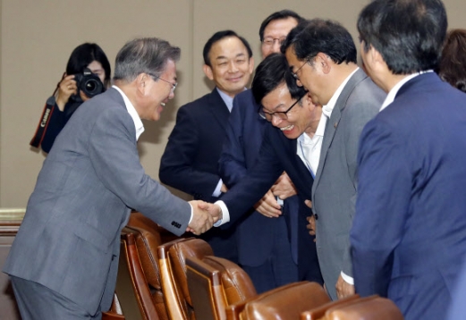 [포토] 공정경제 성과보고 회의 참석자들과 인사하는 문 대통령