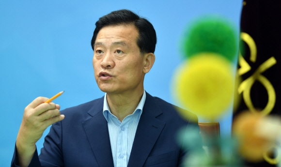 이승로 서울 성북구청장이 9일 서울신문과의 인터뷰에서 지난 1년간 지역 곳곳의 민생 현장을 누비며 보낸 ‘민선 7기 1년 소회’를 밝히고 있다.  박지환 기자 popocar@seoul.co.kr