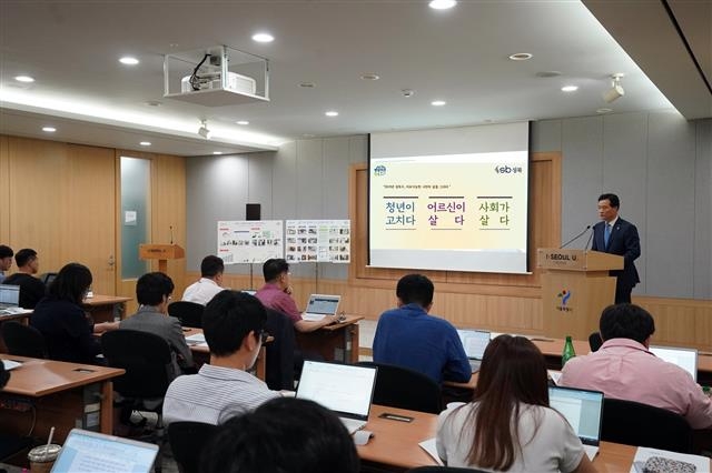 이승로 구청장이 지난달 25일 서울시청 브리핑룸에서 기자설명회를 갖고 ‘고령친화 맞춤형 주거관리서비스’에 대해 설명하고 있다. 성북구 제공