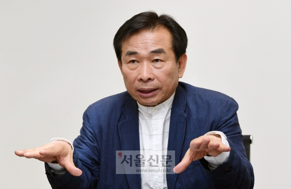 고도원 국립산림치유원장이 9일 서울 중구 서울신문사에서 진행한 인터뷰에서 숲이 주는 힐링 효과와 미래 산업으로 주목받을 산림치유에 대해 설명하고 있다. 도준석 기자 pado@seoul.co.kr