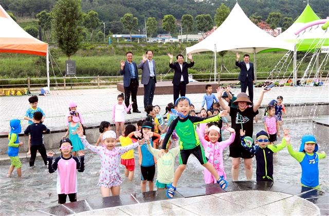 이성(뒷줄 왼쪽 세 번째) 서울 구로구청장이 지난 2일 안양천 물놀이장 개장식에 참석해 물놀이를 즐기던 어린이들과 기념촬영을 하고 있다. 구로구 제공