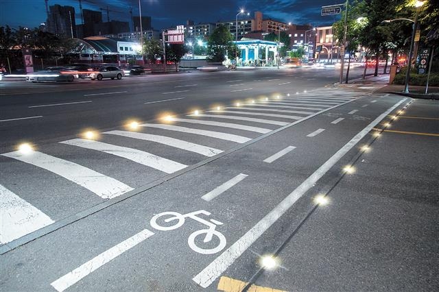 서울 서초구 고속터미널 주변 반포자이아파트 앞 횡단보도 양옆 바닥에 설치된 LED 유도등이 켜진 모습. 시야가 어두운 야간 상황에서 보행자나 운전자에게 이곳이 건널목임을 알려 주고 있다. 서초구 제공