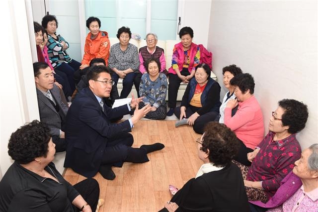 오승록(가운데) 노원구청장이 지난 4월 민생현장 탐방의 하나로 상계동 상계수락경로당을 방문해 노인들과 소통하는 자리를 갖고 있다. 노원구 제공