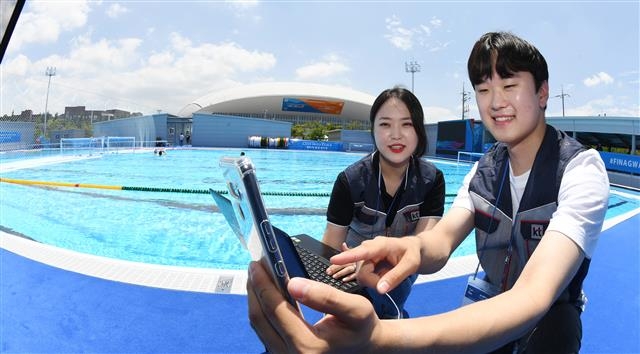 KT 직원들이 광주 남부대 수영장에서 5G 네트워크를 점검하고 있다. KT 제공