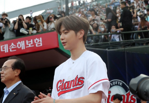 강다니엘 보자 사직구장 구름 관중