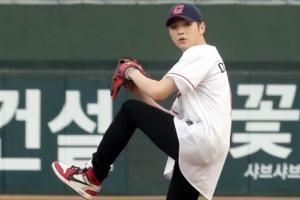 [포토] 강다니엘, 부산 사나이의 ‘힘찬 시구’