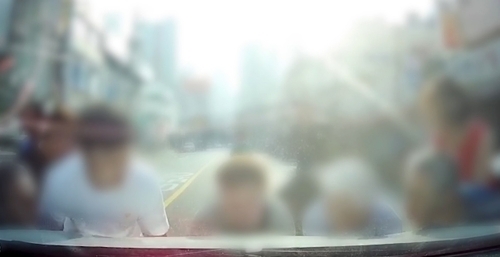 차량에 깔린 초등학생 구조하는 시민들. 연합뉴스 2019.07.09
