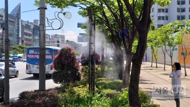 부천시 길주로에 설치된 미세먼지 저감 미스트. 부천시 제공 