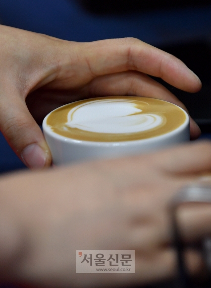 [서울포토] 장애학생 바리스타 대회 ‘하트’