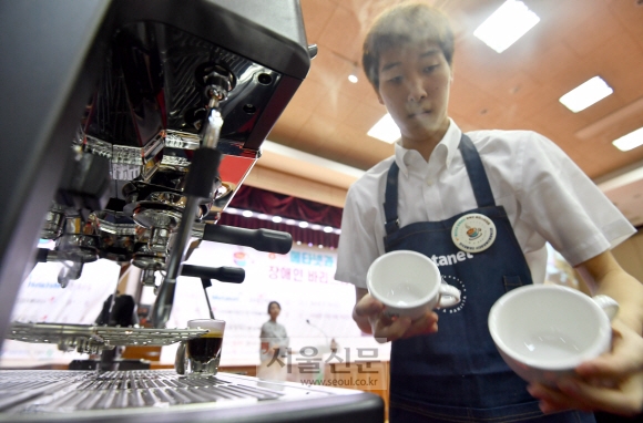 10일 서울 서대문구청에서 열린 장애학생 바리스타 대회에 참가한 장애학생이 혼신의 힘을 다해 커피를 만들고 있다. 2019.7.10 박지환기자 popocar@seoul.co.kr