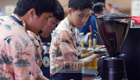 10일 서울 서대문구청에서 열린 장애학생 바리스타 대회에 참가한 장애학생들이  커피를 만들고 있다. 2019.7.10 박지환기자 popocar@seoul.co.kr