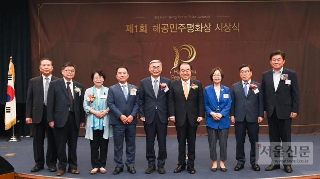 10일 오전 국회 헌정기념관에서 열린 1회 해공민주평화상 시상식에서 문희상(오른쪽에서 4번째) 국회의장, 이종석(오른쪽에서 5번째) 전 장관 등 수상자와 신동헌(오른쪽에서 2번째) 시장이 기념사진을 찍고있다. 2019.07.10     광주시 제공