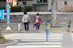 과천시, ‘스몸비’ 교통사고 예방 ‘바닥신호등’ 설치