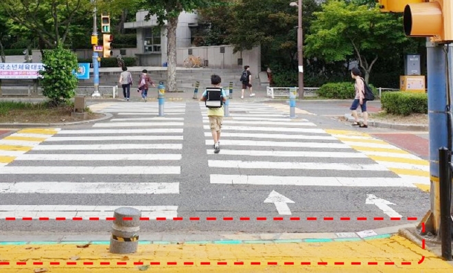 문원초등학교 정문 앞 횡단보도에 설치한 ‘바닥형 보행보조 신호등’과 ‘보행신호 음성안내장치’ 과천시 제공