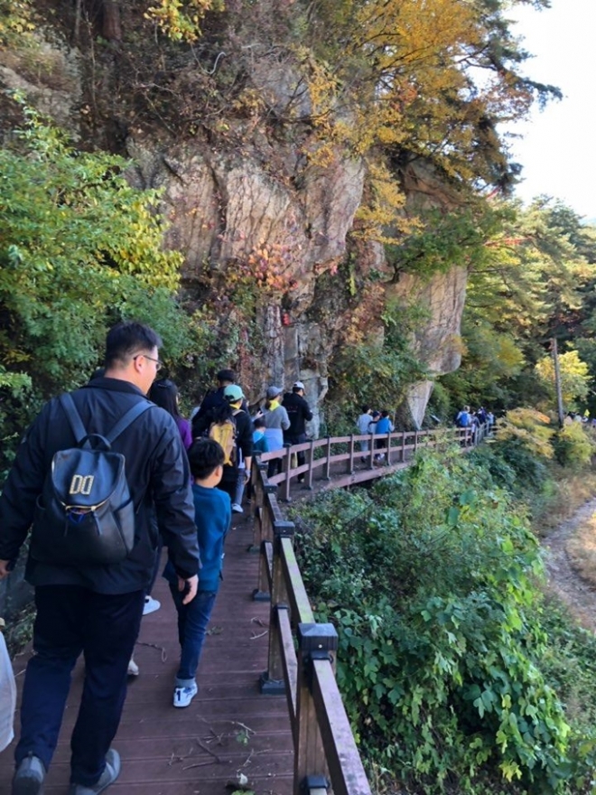 문경 선유구곡 라디엔티이링 참가자들이 계곡길을 따라 놓인 데크로드를 걷고 있다. 경북도 제공