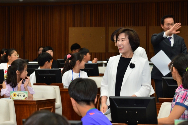 어린이시의원들의 환영 속에 본회의장 입장하는 김혜련 위원장
