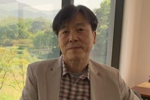 “수백 송이 꽃 놓고 숨죽여 우는 할머니…그들 울음 대신 토해 냈다, 난 작가니까”