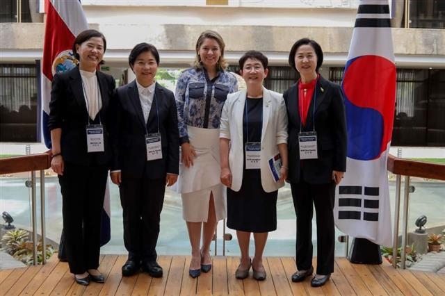 김수영(오른쪽 첫 번째) 양천구청장과 김미경(네 번째) 은평구청장이 지난 8일(현지시간) 코스타리카 대통령 내외가 마련한 환영 행사에 참석, 클라우디아도 블레스 카말로(가운데) 영부인(가운데)과 기념촬영하고 있다.  양천구 제공