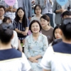 김정숙 여사 “희망은 힘이 아주 세”… 아동시설 합창단 격려