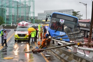 포항 시내버스 빗길에 미끄러져… 승객 4명 부상