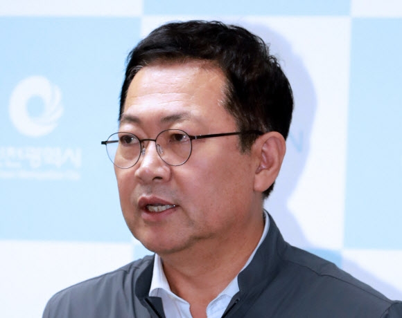 박남춘 인천시장이 17일 인천 남동구 인천시청에서 열린 ‘붉은 수돗물 피해 관련 조치·경과보고 기자회견’에서 경과보고를 하고 있다. 2019.6.17  연합뉴스