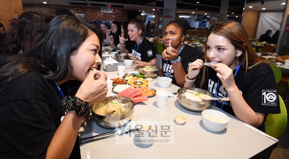 초복을 하루 앞둔 11일 오전 서울 성북구 한성대학교 창의관에서 열린 2019 국제여름학교 초복 맞이 보양식 체험 행사에서 외국인 학생들이 삼계탕을 먹고 있다. 2019.7.11 오장환 기자 5zzang@seoul.co.kr