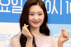 [포토] 정채연, 사랑스런 ‘손가락 하트’