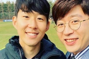 허일후, 축구선수들과 얼굴 맞대고..‘훈훈해’