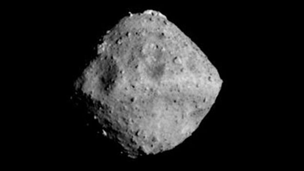 900m 크기 밖에 안되는 소행성 류구. 지구로부터 2억 9000만 km 떨어진 거리에 있다.